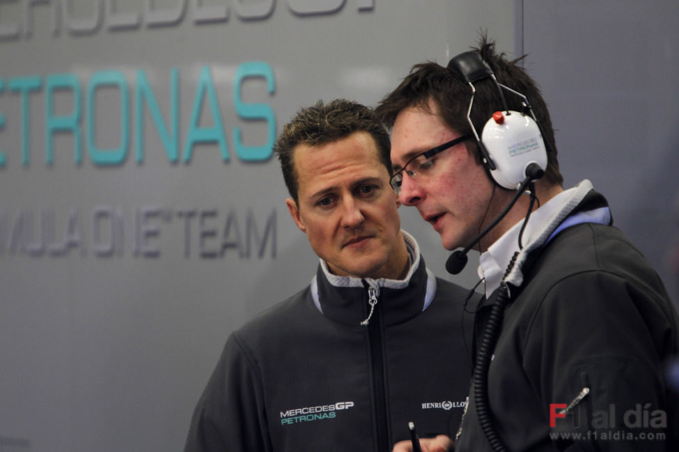 Schumacher habla con su ingeniero