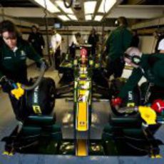 El equipo Lotus trabaja duro