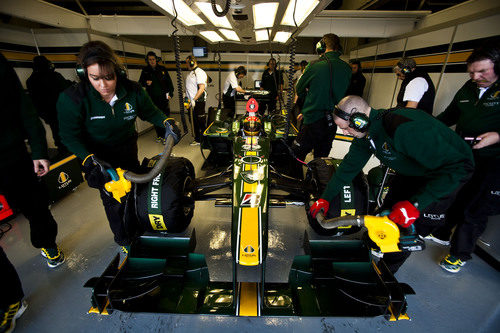 El equipo Lotus trabaja duro