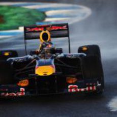 Vettel intenta mantener el RB6 en pista