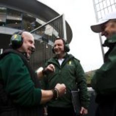 Gascoyne y Kovalainen en el 'paddock'