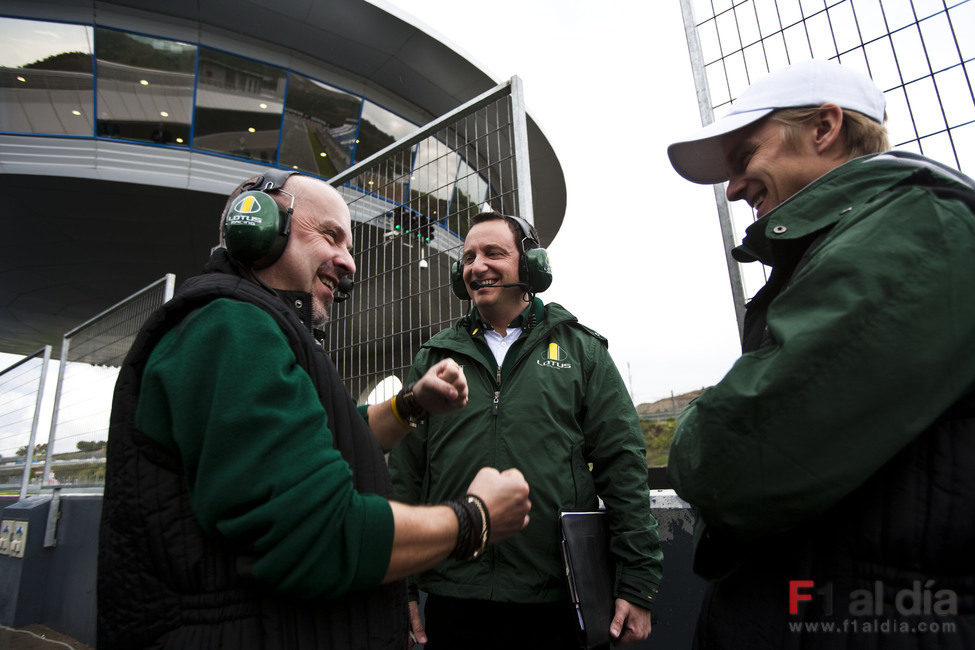 Gascoyne y Kovalainen en el 'paddock'