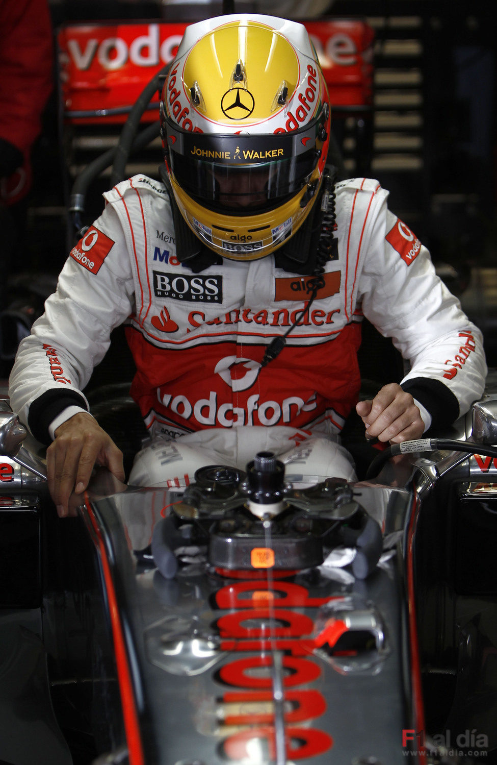 Lewis se monta en el MP4-25