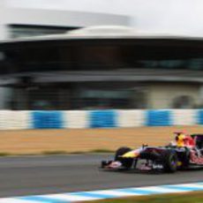 El RB6 rueda frente al 'paddock' de Jerez