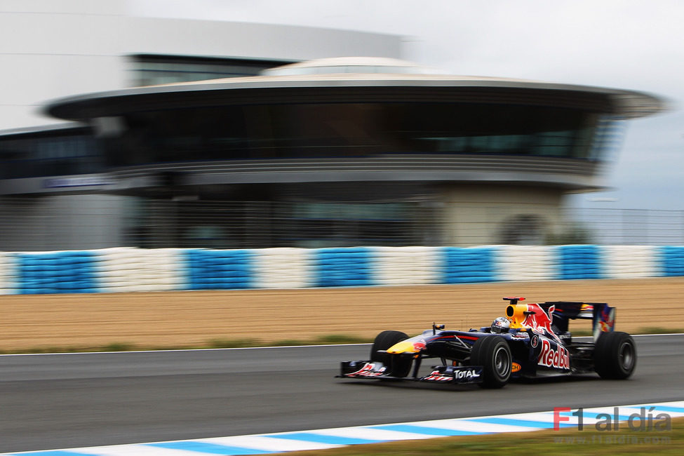 El RB6 rueda frente al 'paddock' de Jerez