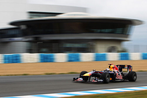 El RB6 rueda frente al 'paddock' de Jerez