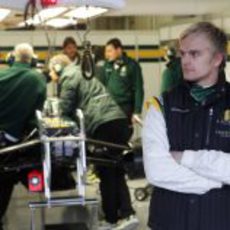 Kovalainen frente al box de Lotus