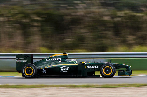 Kovalainen en pista con el T127