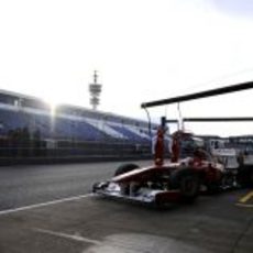 Alonso sale del box con el amanecer