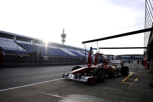 Alonso sale del box con el amanecer