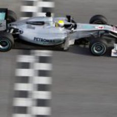 Rosberg cruza la meta