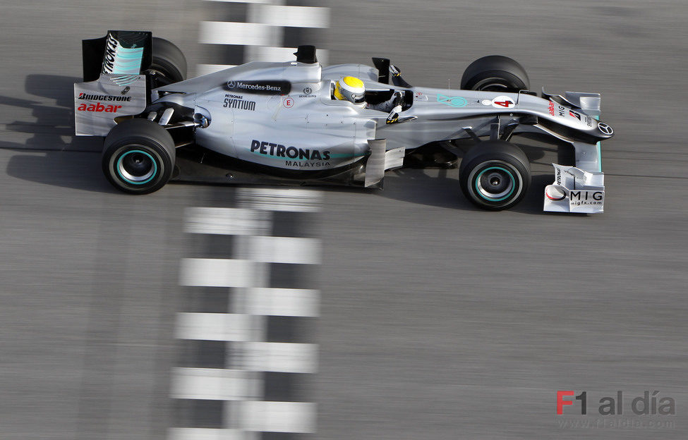 Rosberg cruza la meta