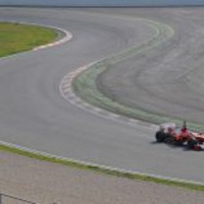 Alonso supera una de las chicanes del Circuit