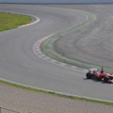 Alonso supera una de las chicanes del Circuit