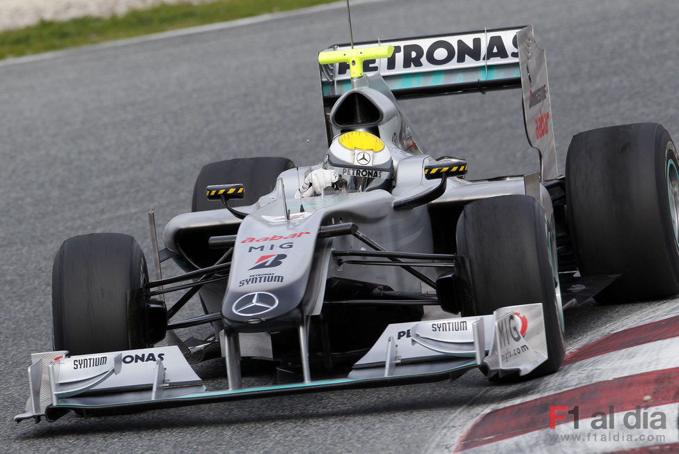 Rosberg pilota el Mercedes en Montmeló