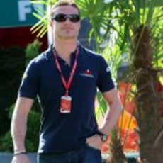 Coulthard por el paddock