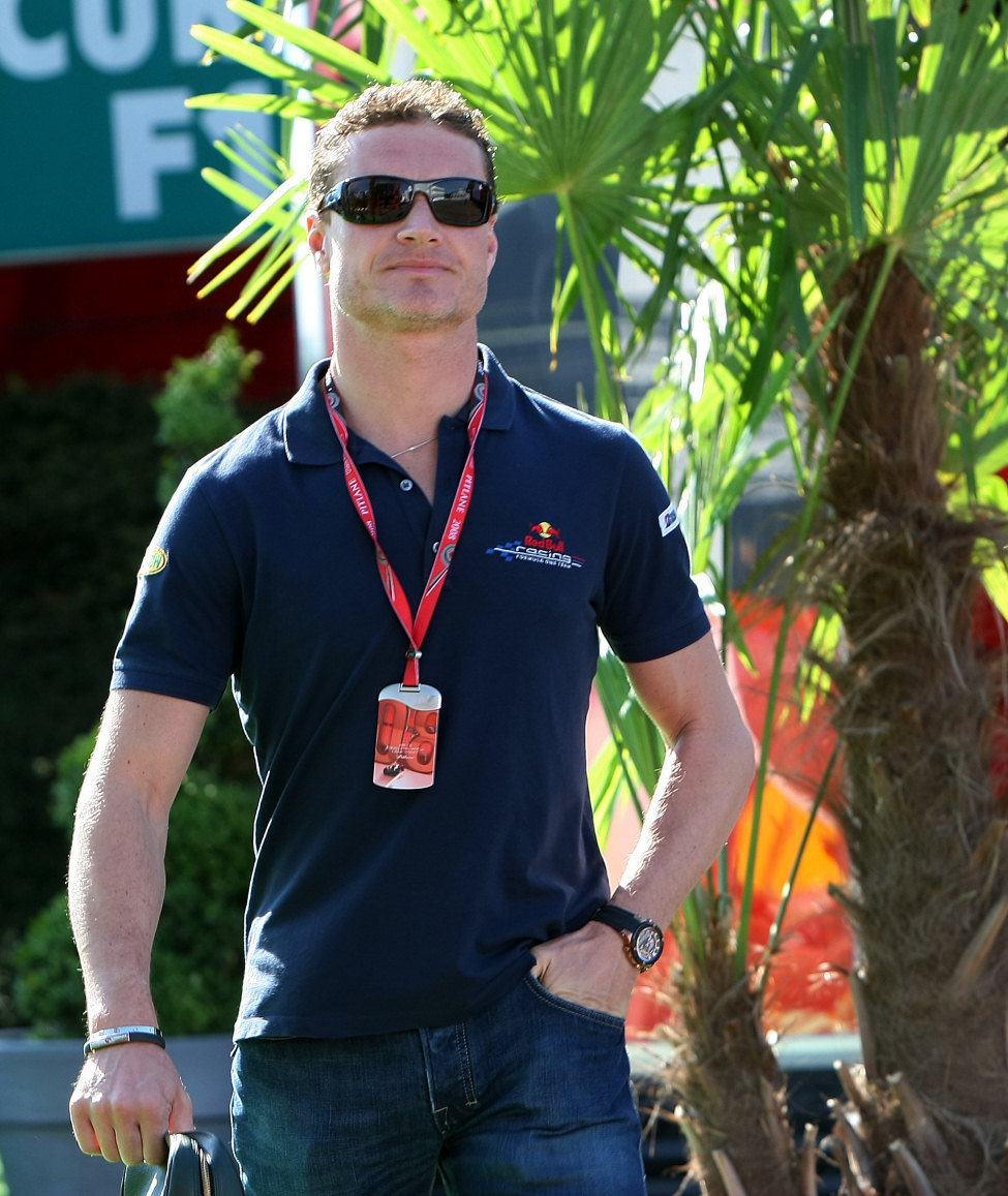 Coulthard por el paddock