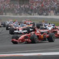Los Ferrari lideran la carrera de Magny-Cours 2008