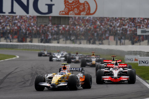 Piquet Jr. perseguido por los dos McLaren