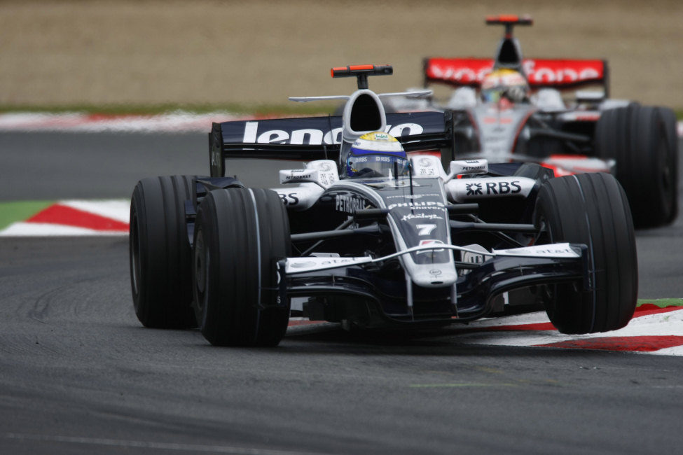 Rosberg rueda delante de Hamilton