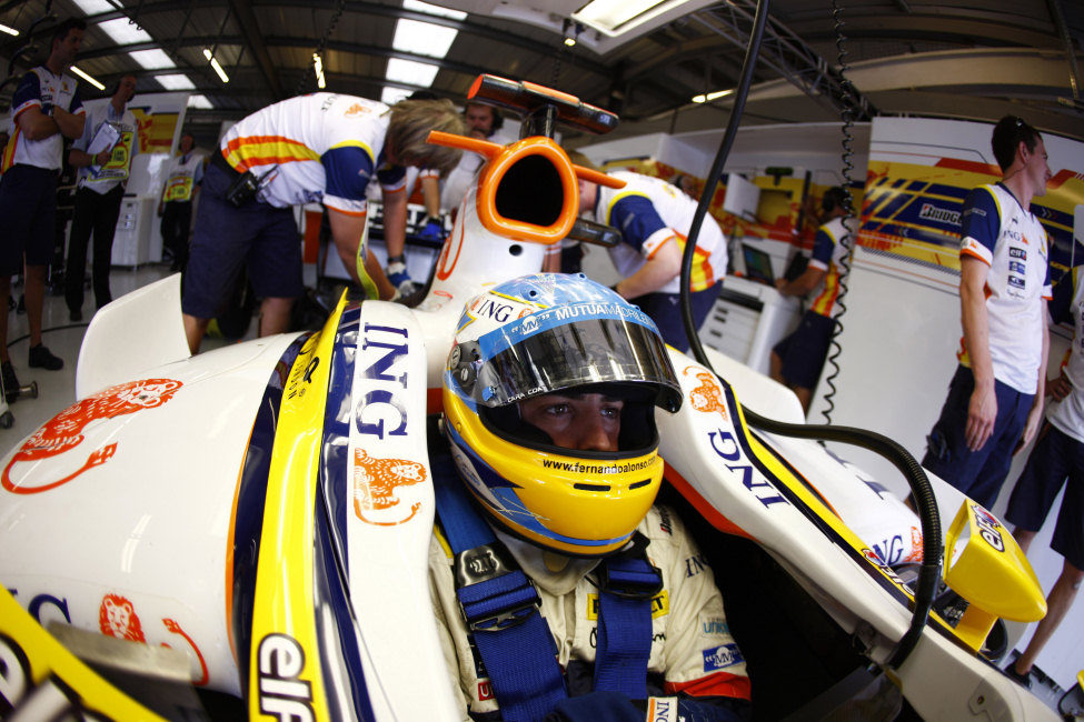 Alonso espera dento del Renault