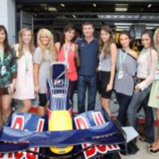 Coulthard rodeado de mujeres