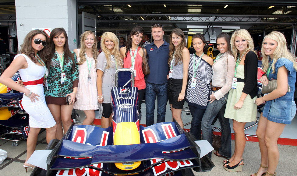 Coulthard rodeado de mujeres