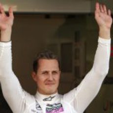 Schumacher saluda a su público