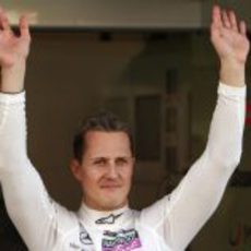 Schumacher saluda a su público