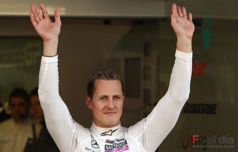 Schumacher saluda a su público