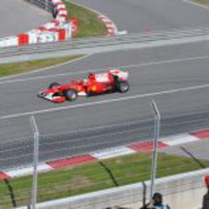 Gorras rojas para apoyar a Alonso