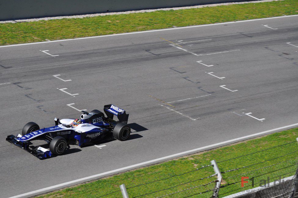 El FW32 en la recta principal del Circuit