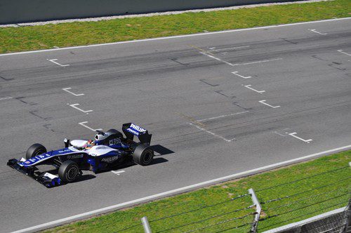 El FW32 en la recta principal del Circuit