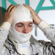 Rosberg se dispone a ponerse el casco