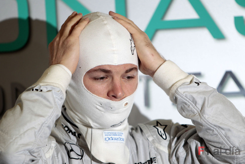 Rosberg se dispone a ponerse el casco