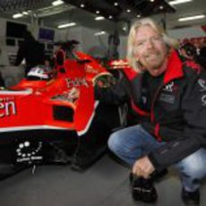 Branson posa con su monoplaza