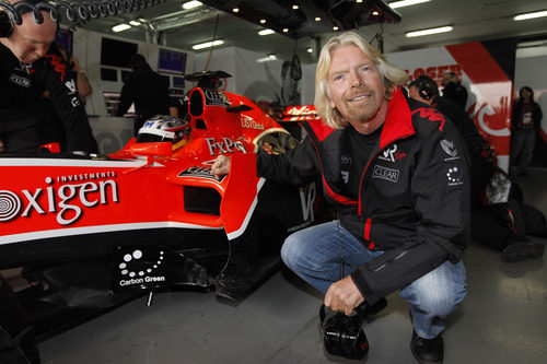 Branson posa con su monoplaza