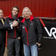 Gracia, Soucek y Branson junto al logo de Virgin