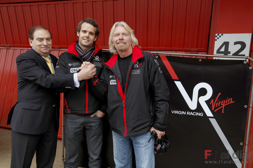 Gracia, Soucek y Branson junto al logo de Virgin