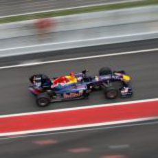 Vettel sale del 'pit-lane' con el RB6