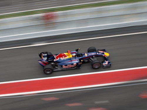 Vettel sale del 'pit-lane' con el RB6