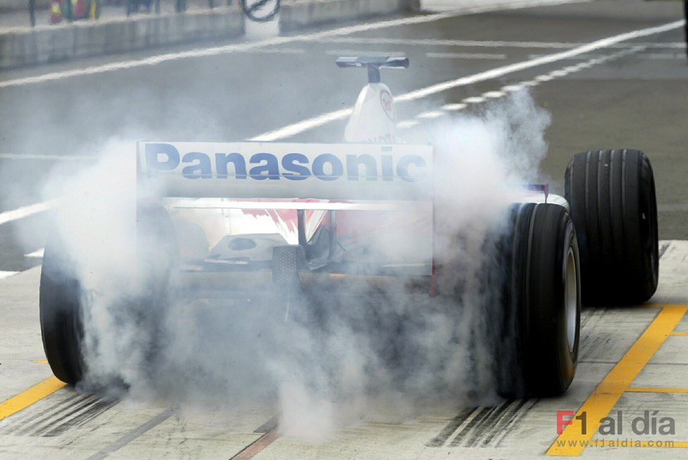 Mika Salo vuelve a pista quemando rueda