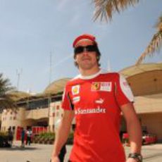 Alonso en el 'paddock'