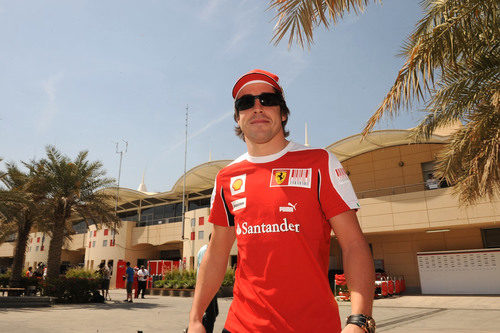 Alonso en el 'paddock'
