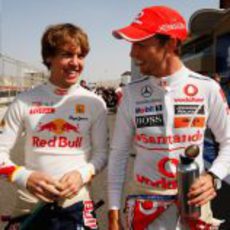 Vettel y Button charlan amistosamente