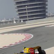 Petrov ante el edificio de Bahréin