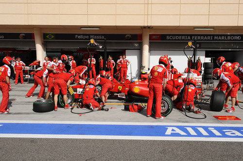 Cambio de neumáticos para Alonso