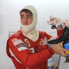 Alonso se quita el casco