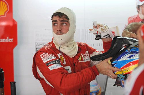 Alonso se quita el casco