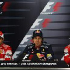 Vettel preside la rueda de prensa oficial